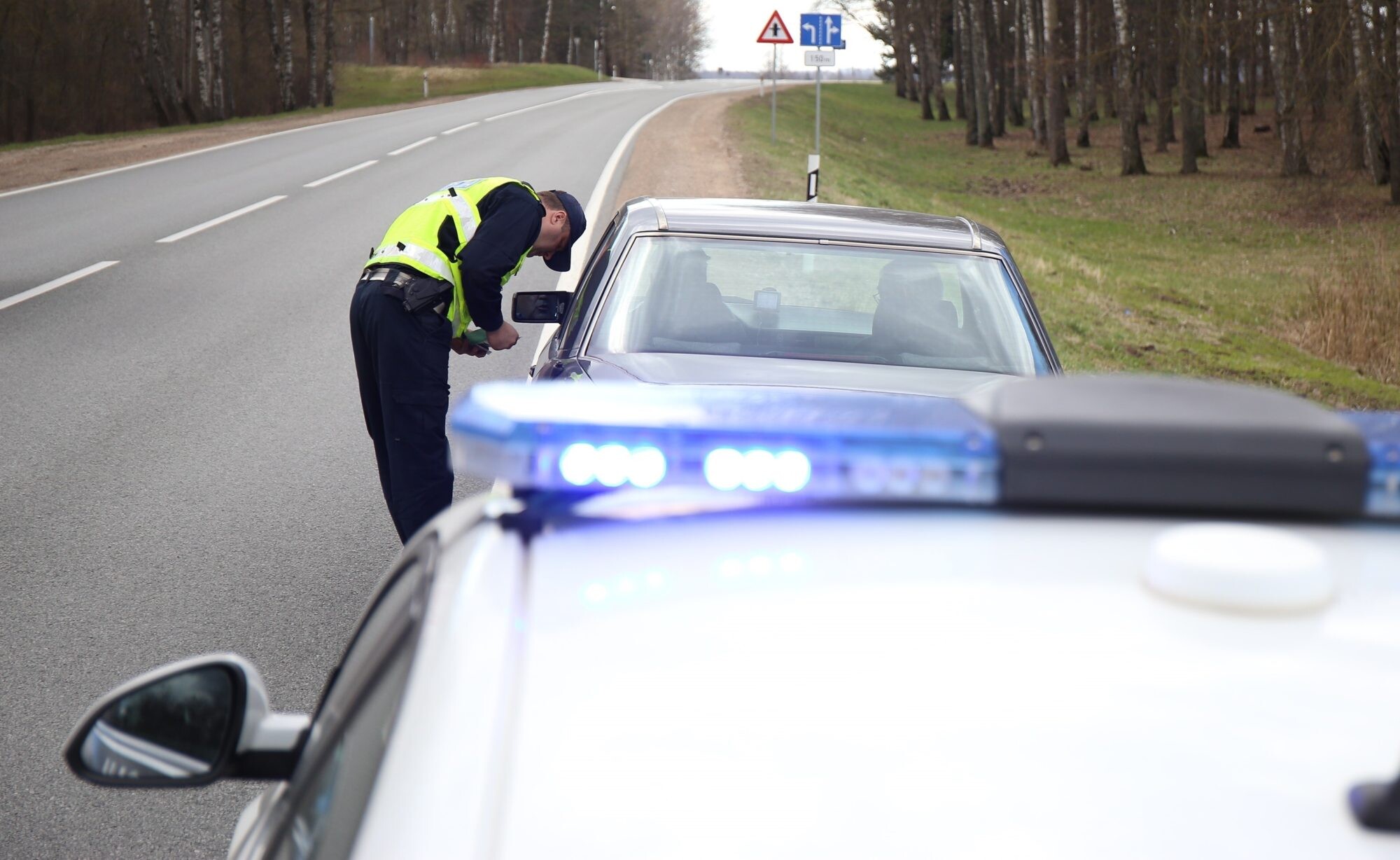 No sestdienas līdz 2. janvārim policija pastiprināti uzraudzīs satiksmes drošību