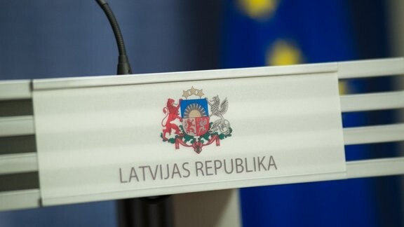 Transportlīdzekļu numura zīmēs varēs iekļaut valsts ģerboni
