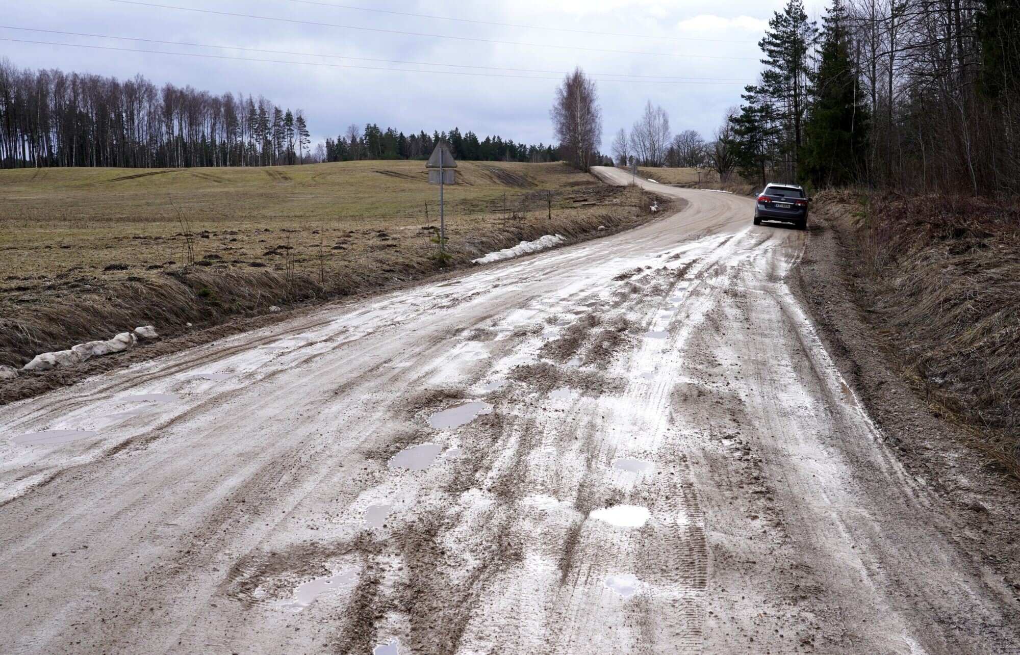 Vairāki simti grants ceļu posmu šķīdonī zaudējuši nestspēju
