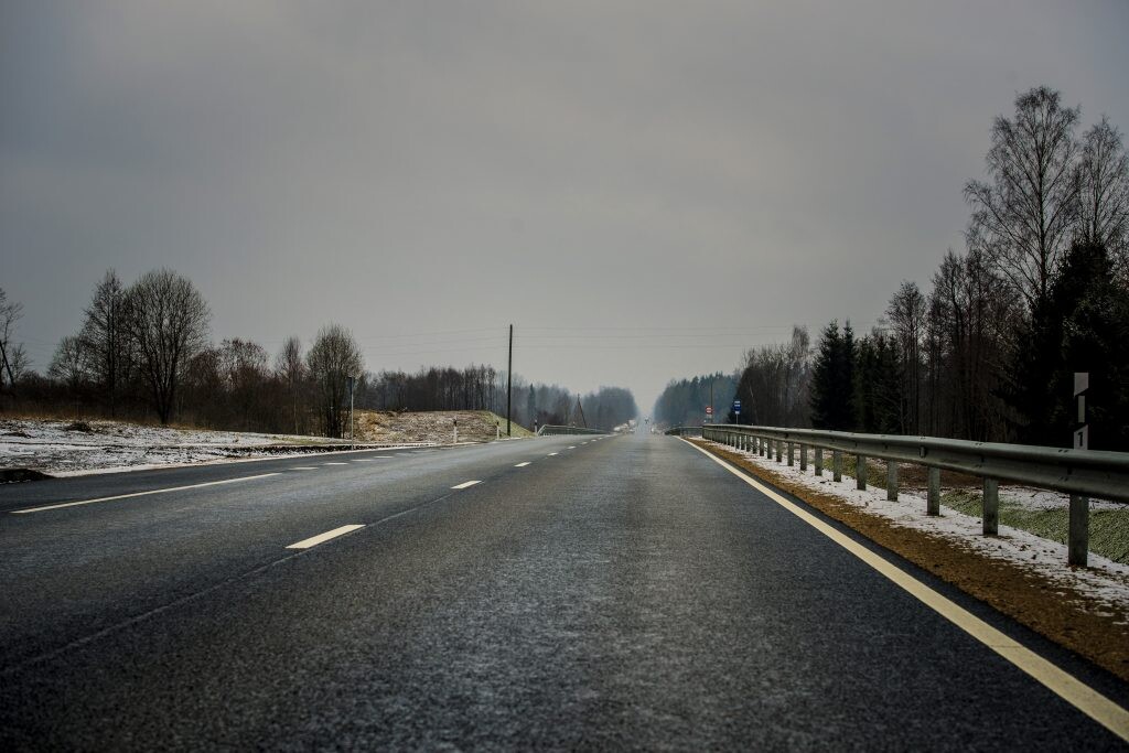 Šorīt atkalas dēļ daudzviet Latvijā autoceļi  apledo, strādā 146 ziemas tehnikas vienības