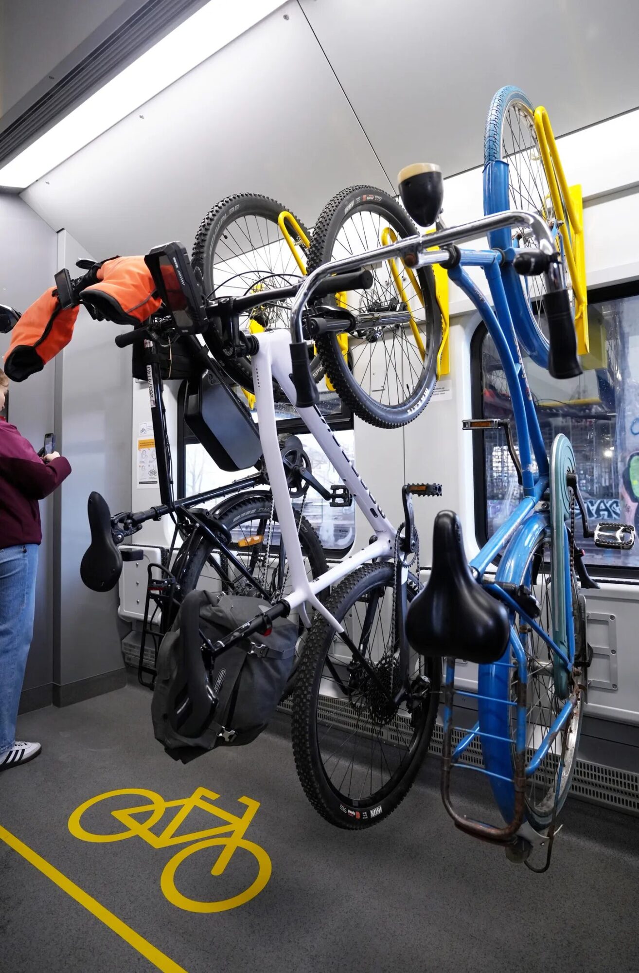 Prezentēts pirmais ar velo turētājiem aprīkotais elektrovilciens
