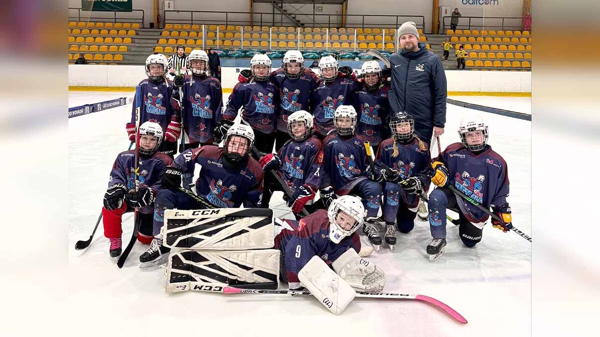 Jelgavā izveidota pirmā meiteņu hokeja komanda vecumā līdz 9 gadiem