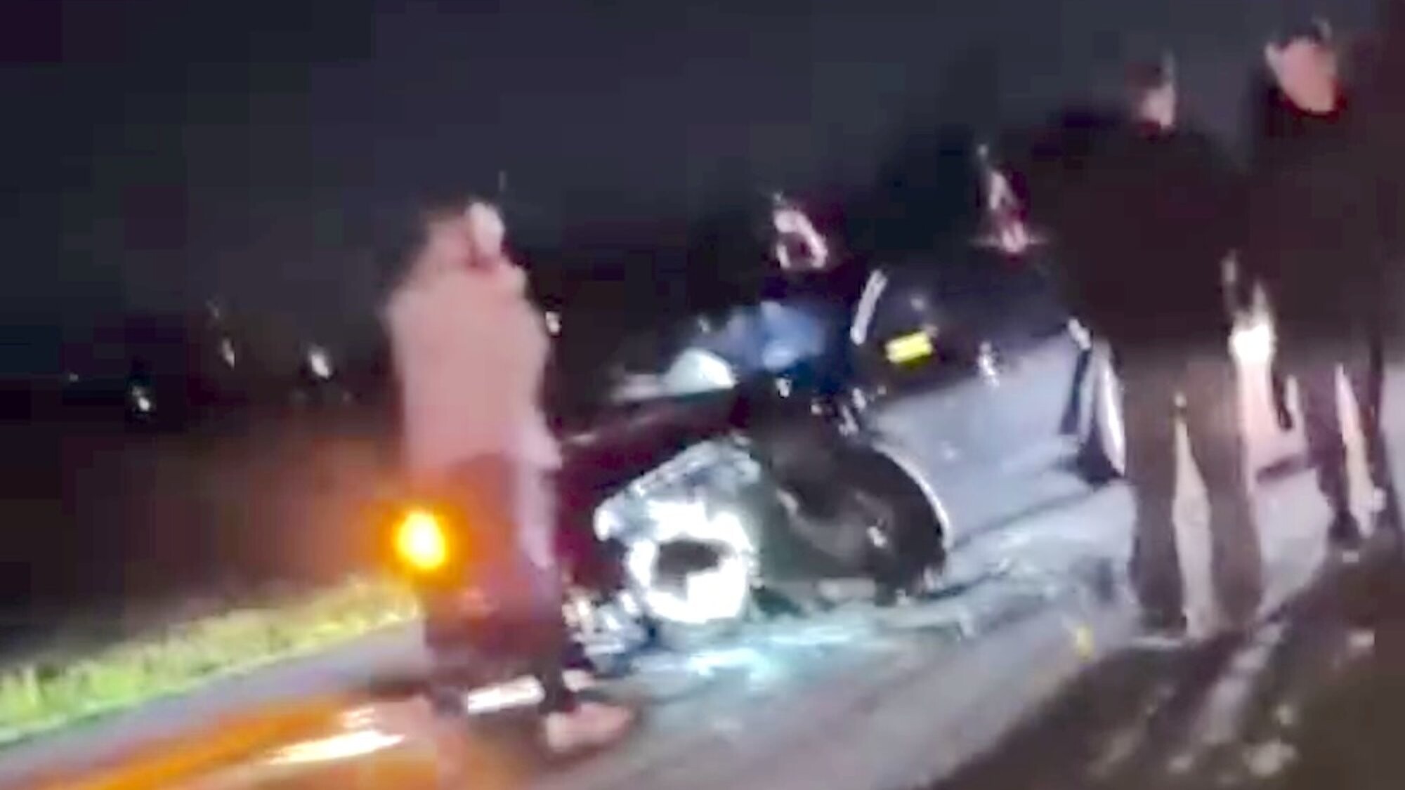 Apraujas “hokeja uzvaras brauciens”; auto ietriecas pretī braucošajā spēkratā 