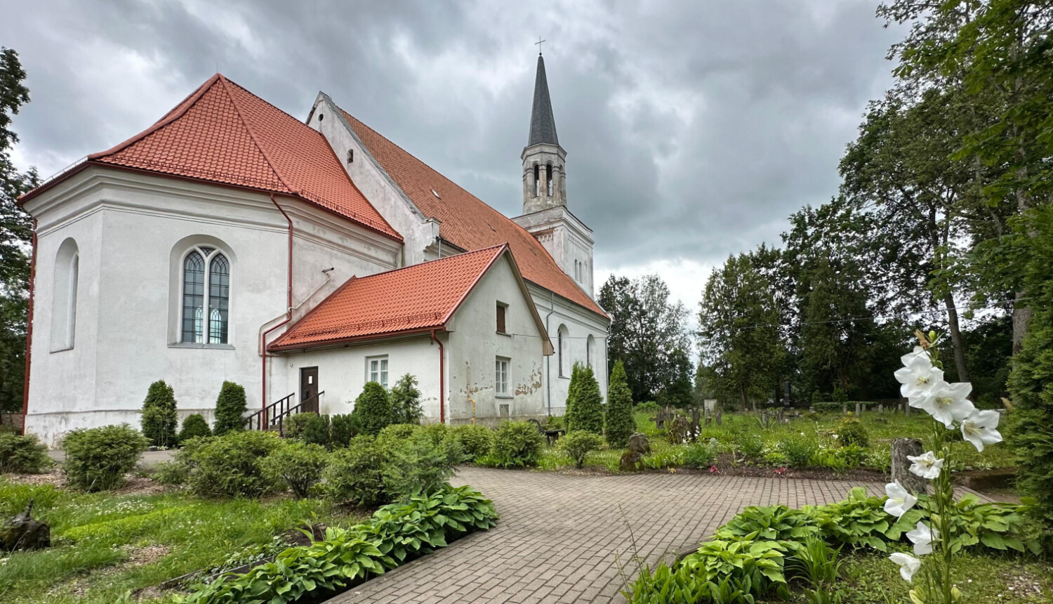 Labiekārtota Iecavas senākā dievnama apkārtne