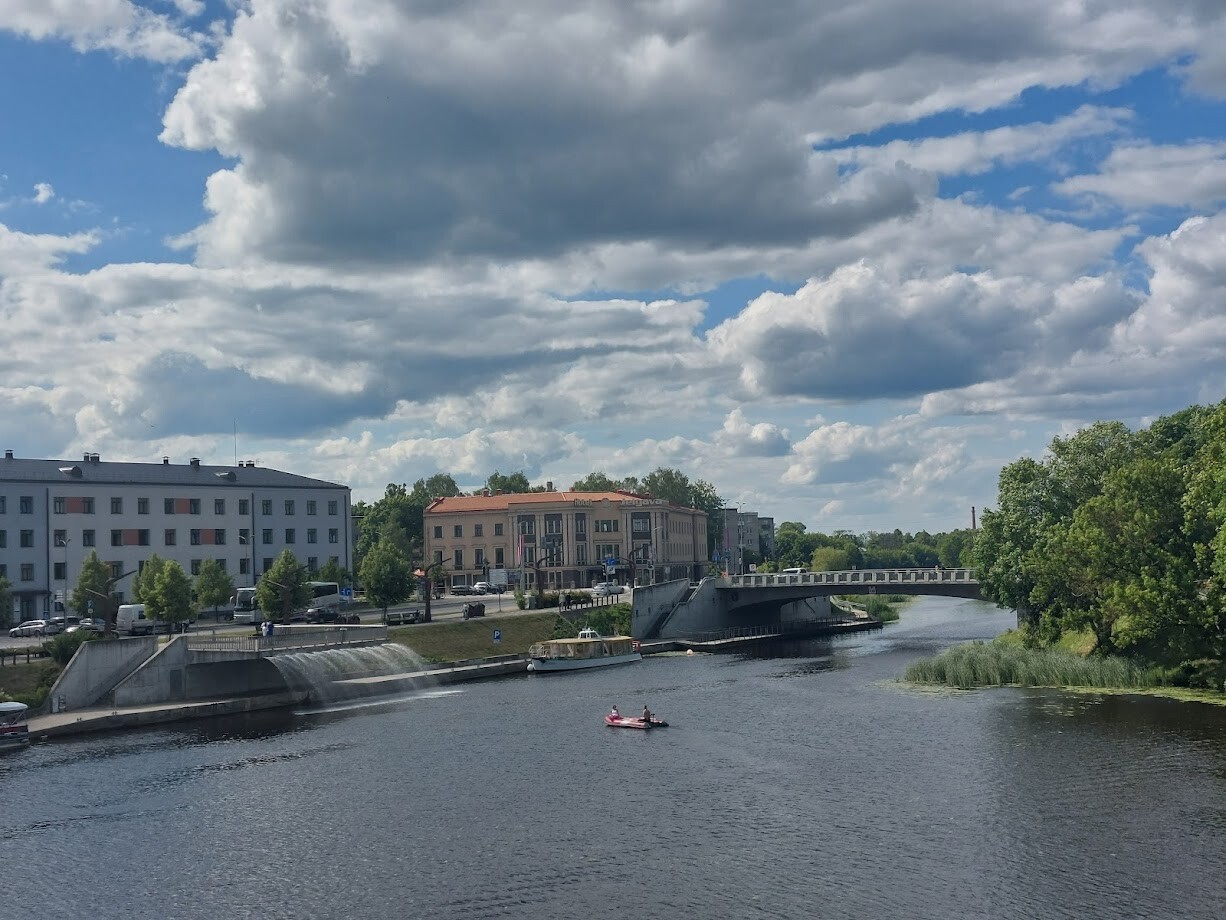 Dienā debesis daļēji klās mākoņi, centrālajos rajonos īslaicīgi līs