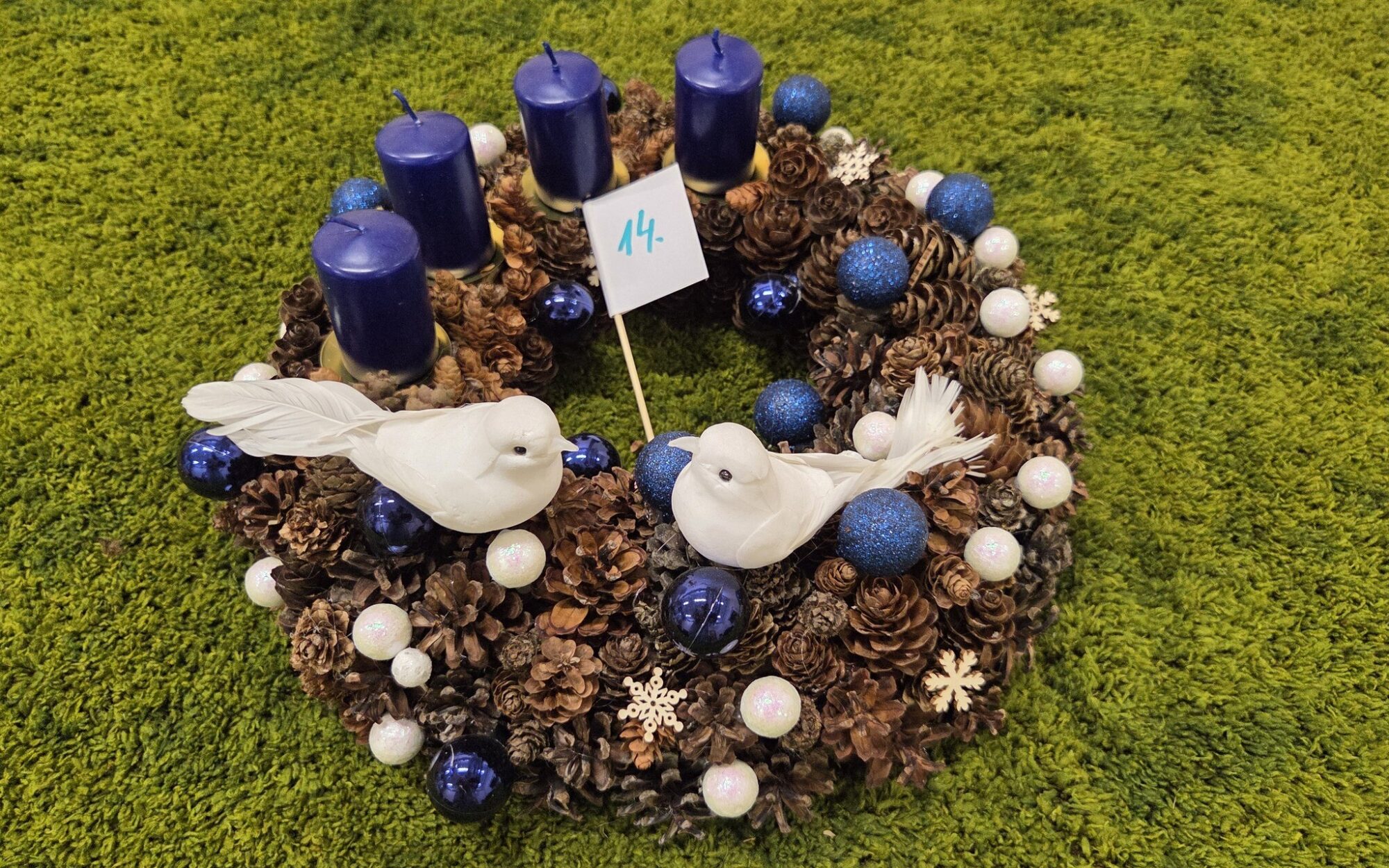 Bauskas jaunieši maina Adventes vainagus pret ziedojumiem