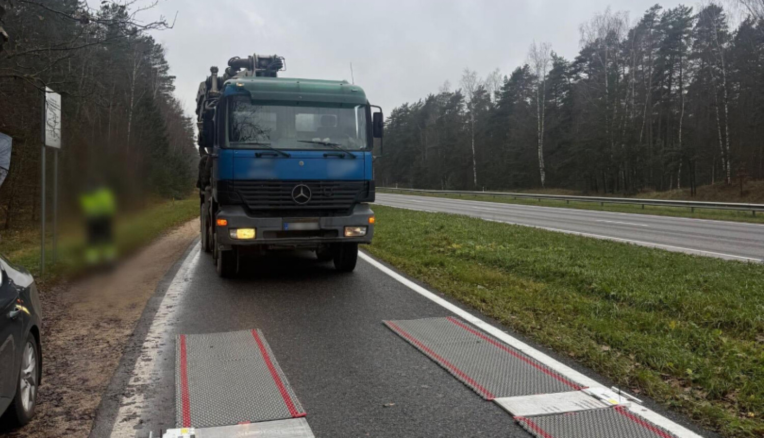 Valsts policija konstatē bīstami pārkrautus kravas auto ar desmitiem tonnu virssvara