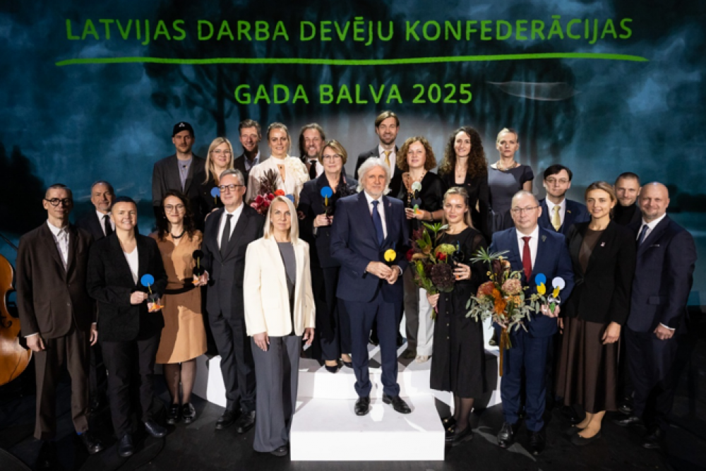 Bauskas novada pārstāvji saņem LDDK Gada balvu