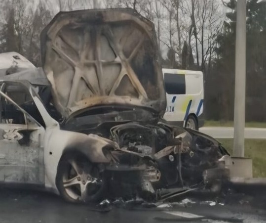 Bauskas pusē seniors pēc avārijas sadeg dzīvs savā auto