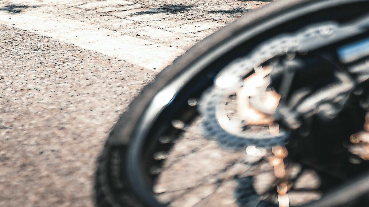 Vecsaules pagastā avarē motociklists