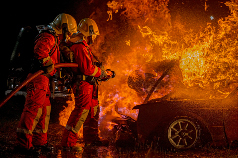 Svētkos autoservisā Bauskā nodeg seši auto