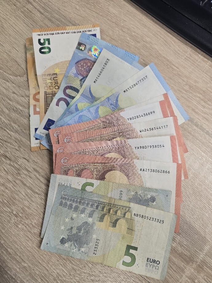 Valsts un pašvaldību institūciju darbiniekiem samazina piemaksu maksimālo apmēru līdz 20%