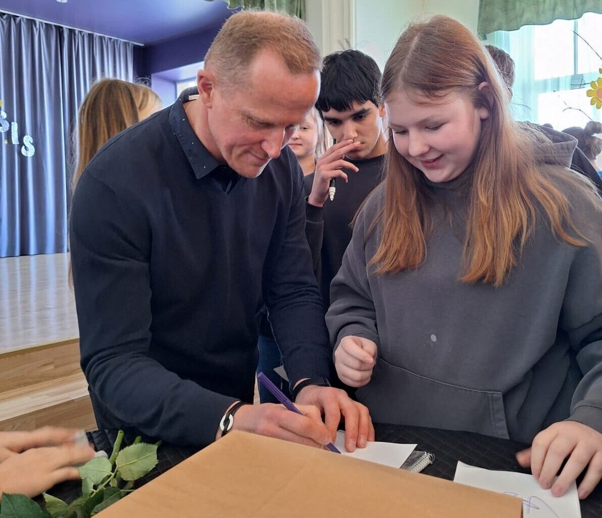 Hokeja treneris viesojas pie Bauskas skolēniem