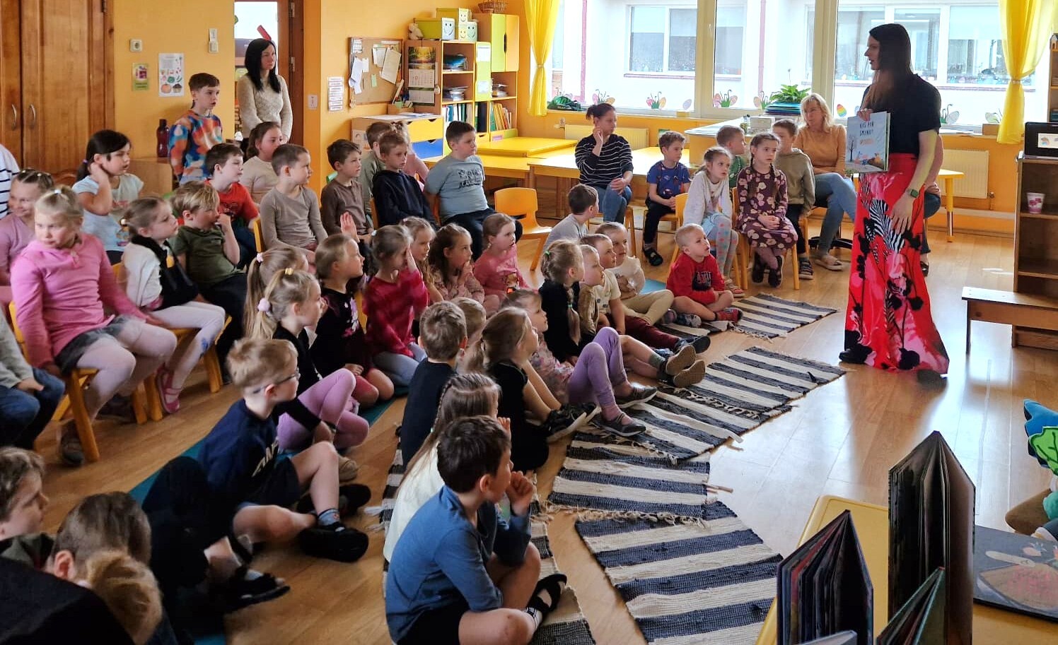 Lasītprasmes veicināšanai bērni tiekas ar grāmatu autori