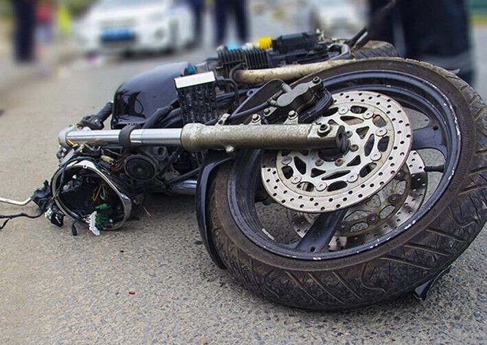 Iecavā autovadītāja taranē motociklu